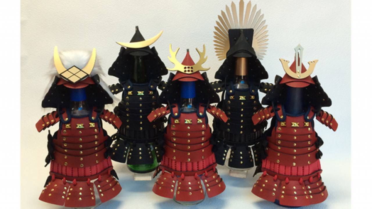 戦国武将が勢揃い！人形にも着せられる甲冑型のボトルカバー「サムライ