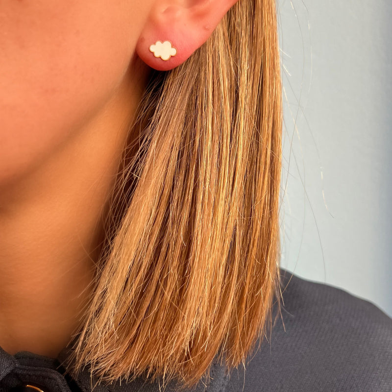 ホワイト・エナメル スモール “クラウド” スタッド ピアス - マリー