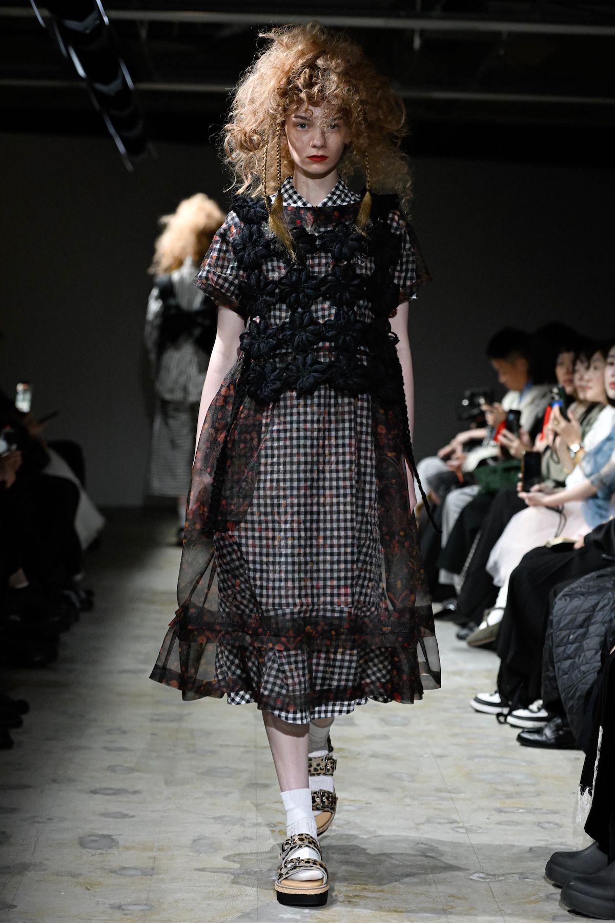 タオ、コム デ ギャルソンの本社が入るビルで2026年春夏ミニショーを