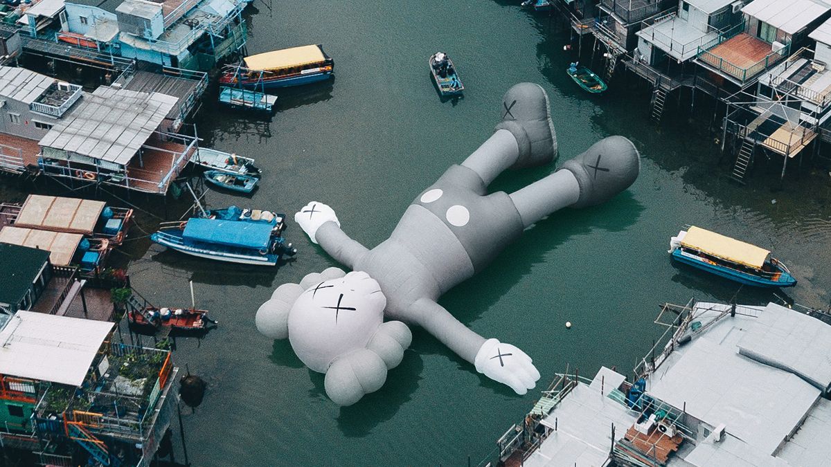 KAWSの巨大フィギュアが香港へ旅に出る！ | GQ JAPAN