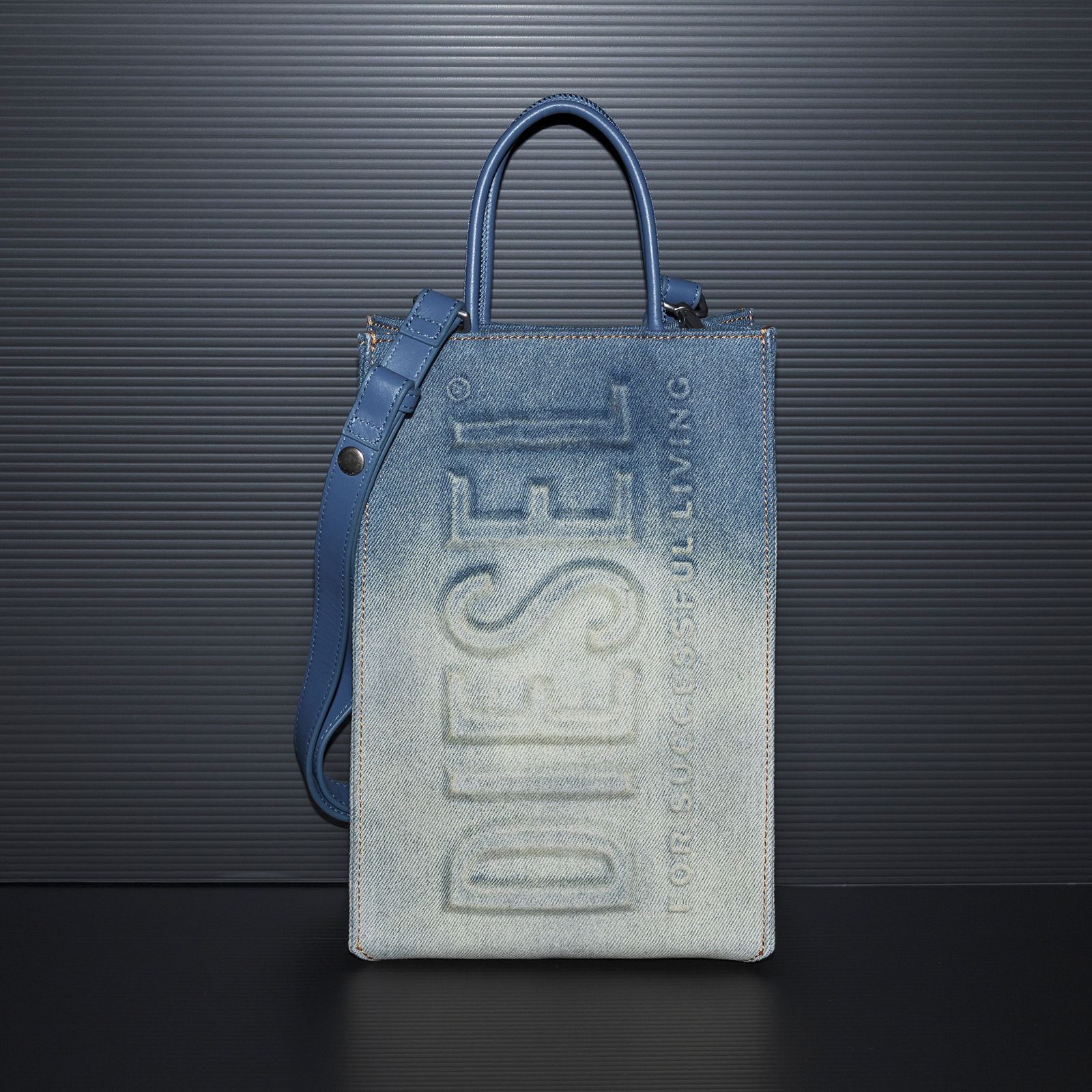 ディーゼルの新作バッグはスタイリングのアクセントにもってこい