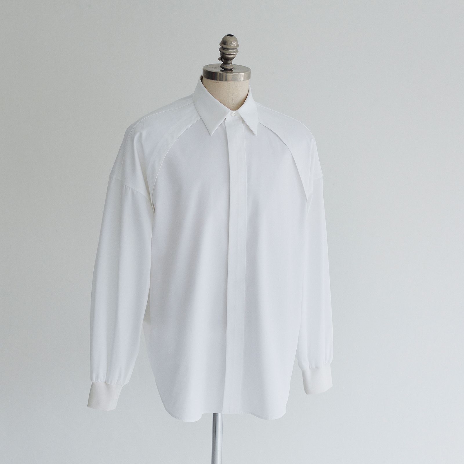 アレキサンダー・マックイーンの新作シャツは、目を引くディテールで差