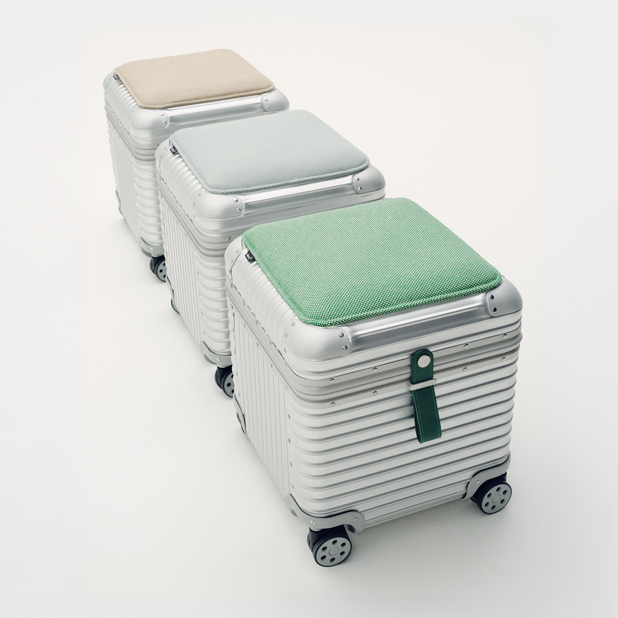 リモワ×ヴィトラが初コラボ。新色「ブロンズ」公開も合わせた、伊勢丹