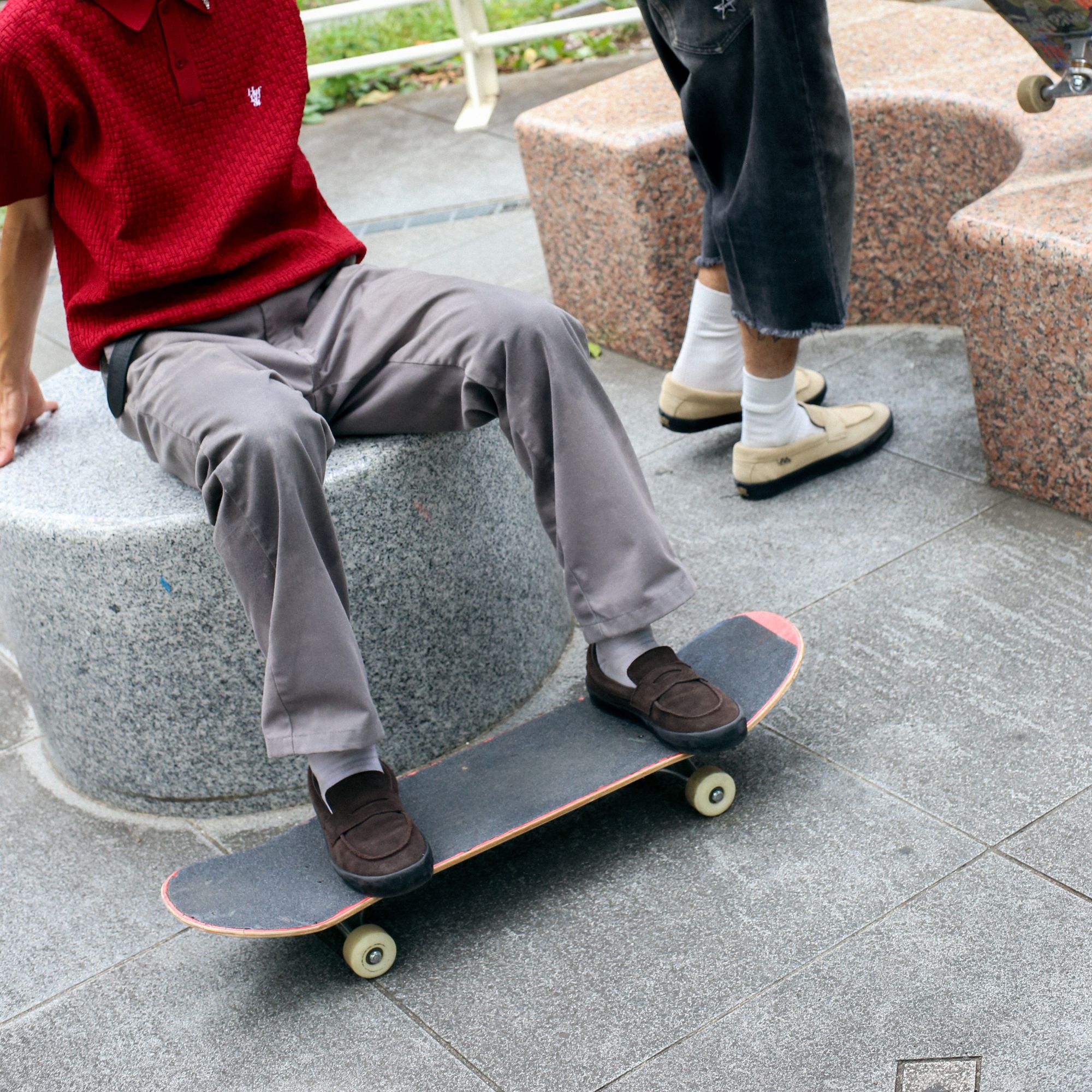 ヴァンズの「スケート ローファー」にスエード素材の新色が登場──GQ