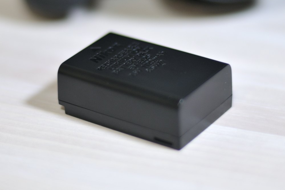 Z30のバッテリーと充電器について！付属品はUSBケーブルのみ