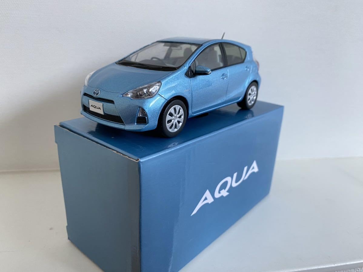 Amazon | 込み 初代 アクア ミニカー 1/30 クールソーダメタリック 8V7