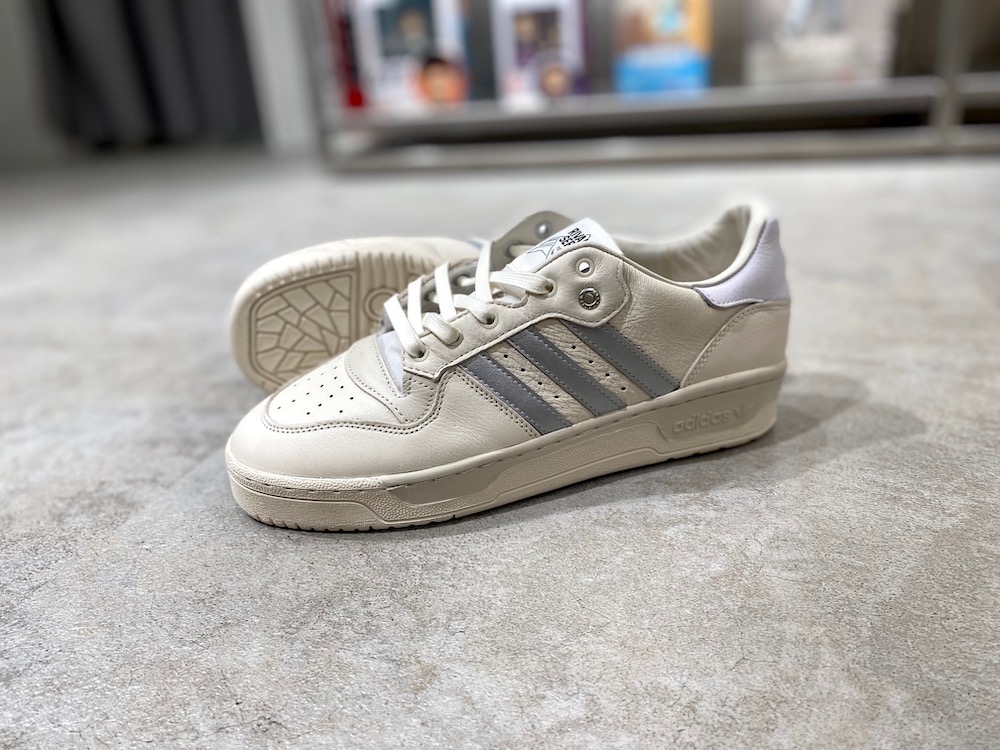 アディダスの話題作」セイルカラーが夏スタイルをシックに飾る