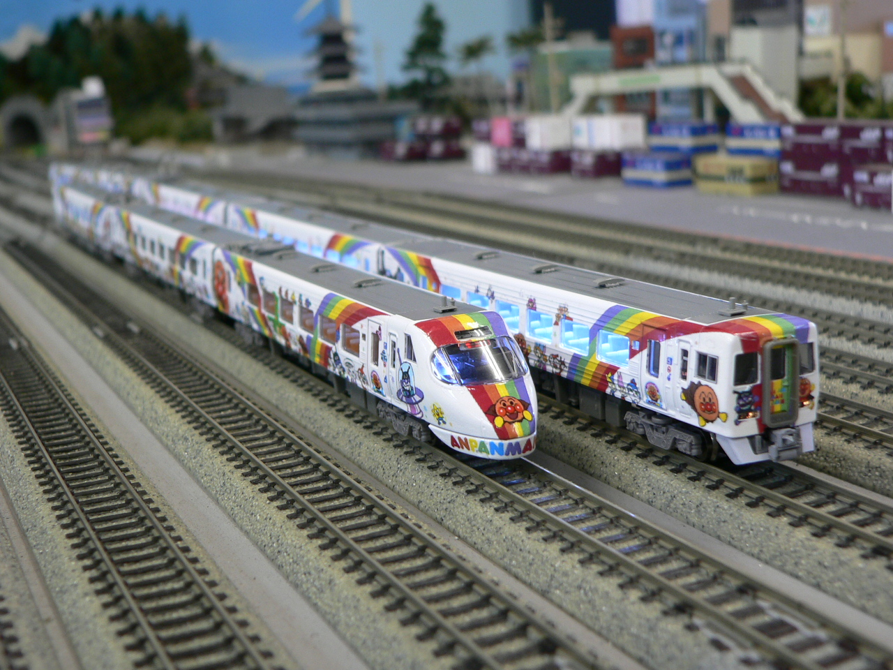 マイクロエースのJR四国8000系にR工房さんのアンパンマン列車