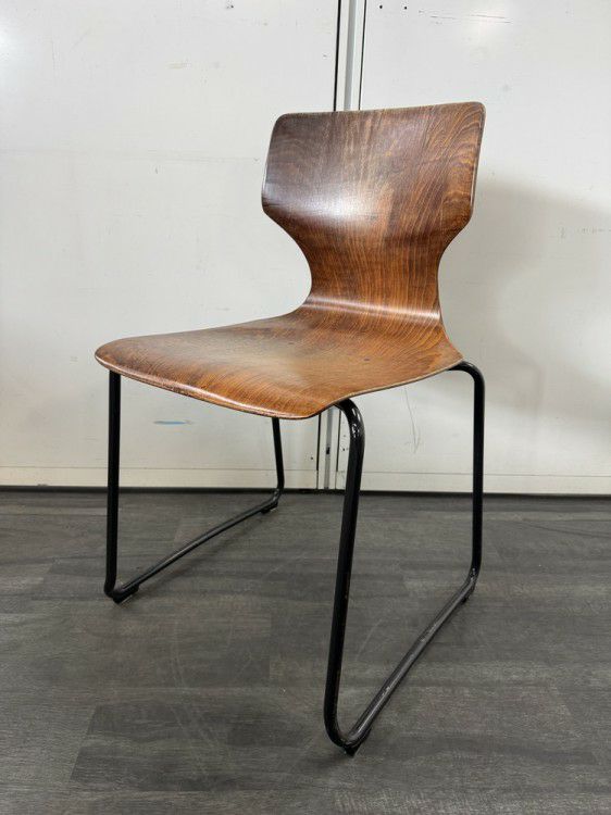 アイチ/パグホルツ スタッキングチェア | 無限堂ネットショップ