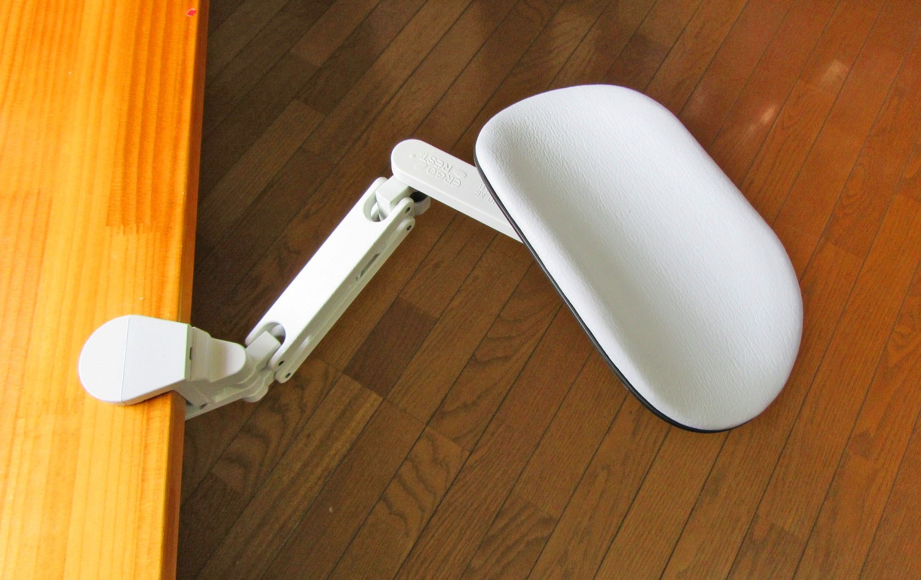 肘を置いてPC作業することで腕の負担を軽減できるアームレストのススメ