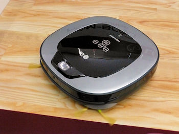LG、部屋の隅々までキレイにする四角いロボット掃除機「HOM-BOT