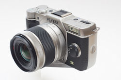 ミラーレスカメラ本来の使い勝手と役割を具現化! 「PENTAX Q7」を試し