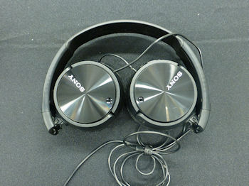 ソニー、アルカリ乾電池1本で約80時間稼動するNCヘッドホン「MDR