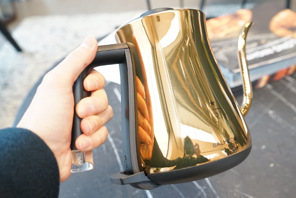 バルミューダ×スターバックス、電気ケトルの限定モデルが登場 | マイ