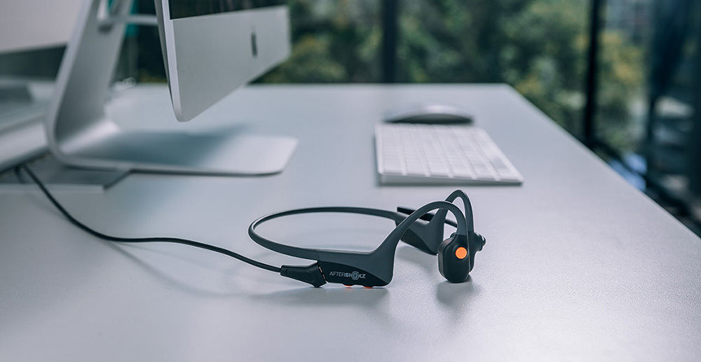 AfterShokz、ブームマイク搭載の骨伝導ヘッドセット「OpenComm