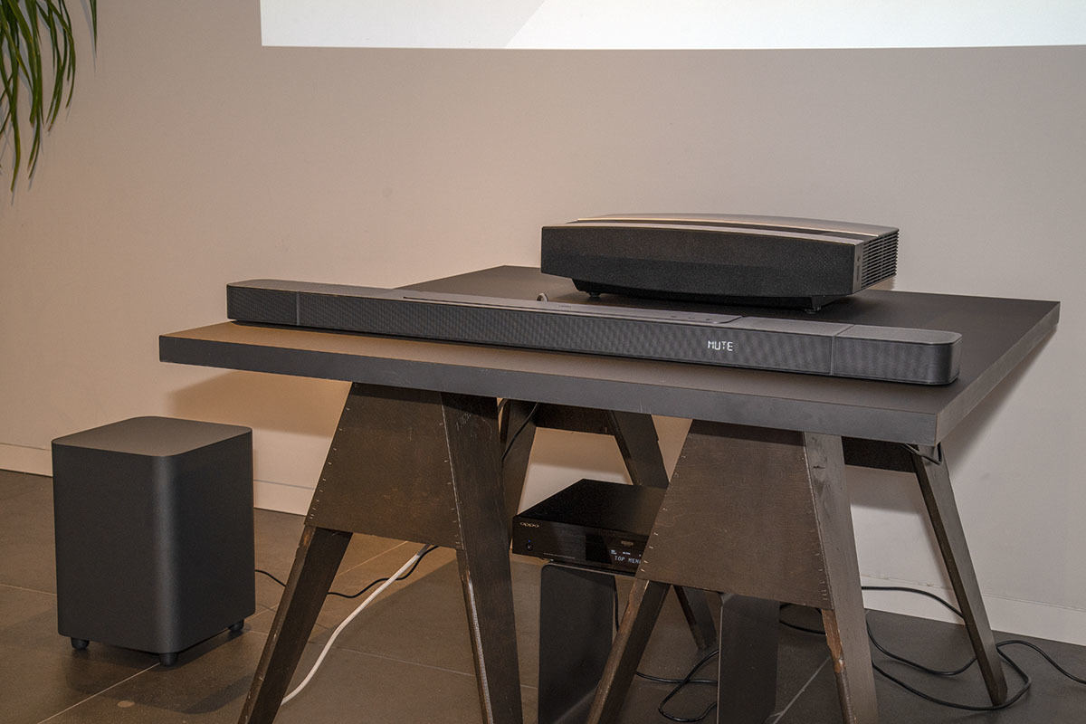 JBL、着脱可能な無線リア付きサウンドバー「BAR 1000」11月25日一般