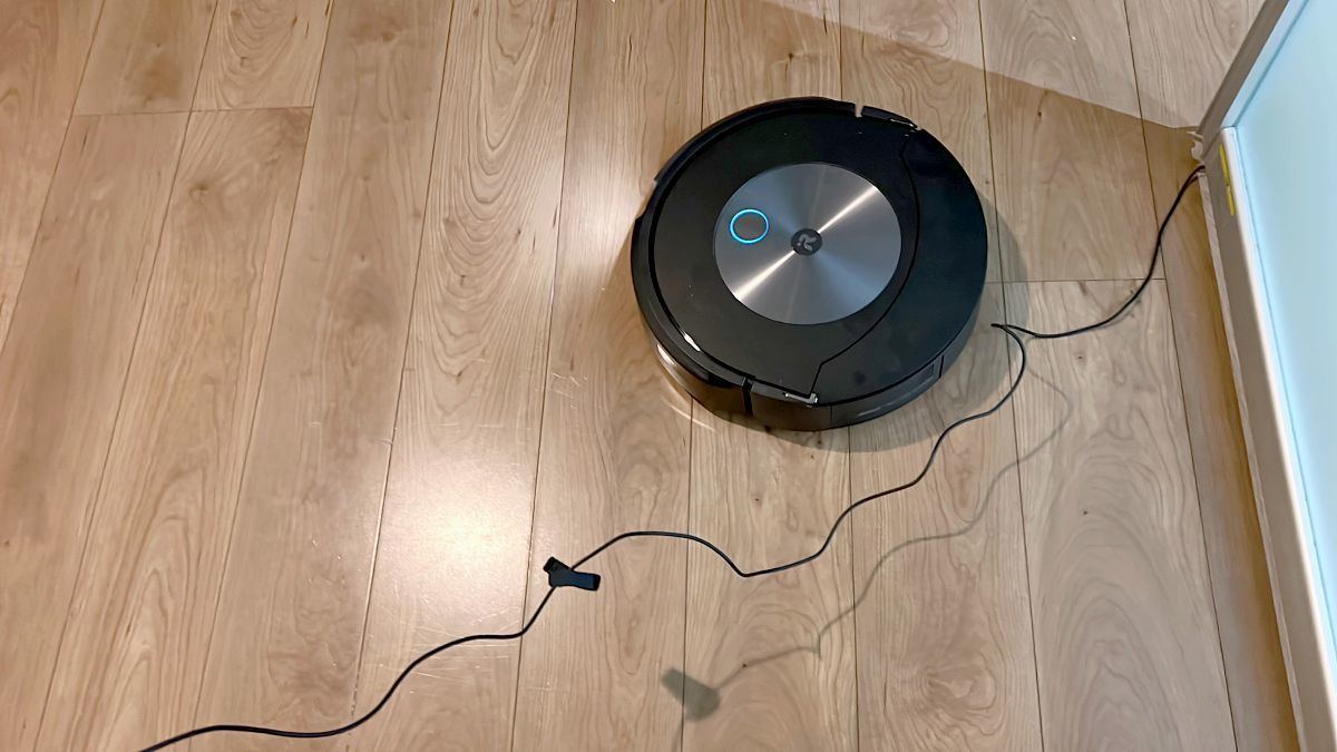 ルンバ コンボ j7+」レビュー、ギリギリまでコードを避けながら吸い