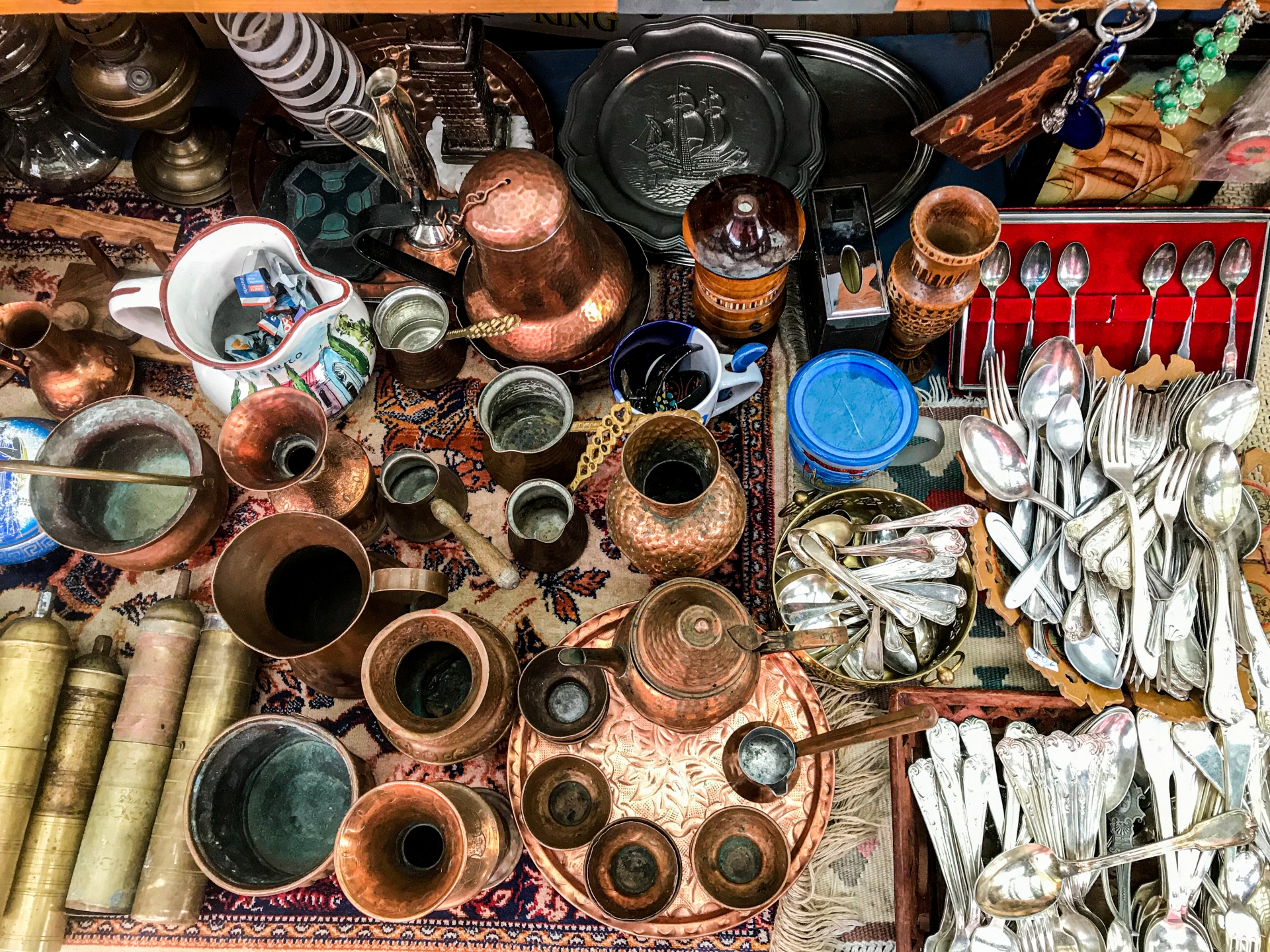 骨董品の掘り出し物はどこで買う？有名骨董市の紹介と楽しみ方｜骨董品