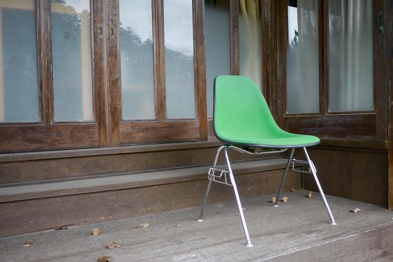 当時イギリスから入手した、珍しいイームズチェアです。ハーマンミラー