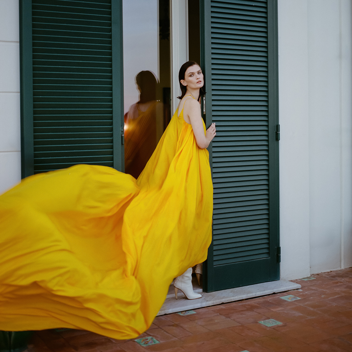 ウォーホル愛用の70年代ポラロイドカメラ「Sacai」仕様で復刻 | Numero