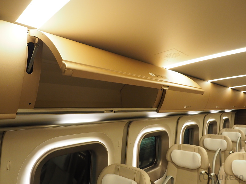 E5系「はやぶさ」グランクラス 車内の様子を紹介 座席・デッキの写真