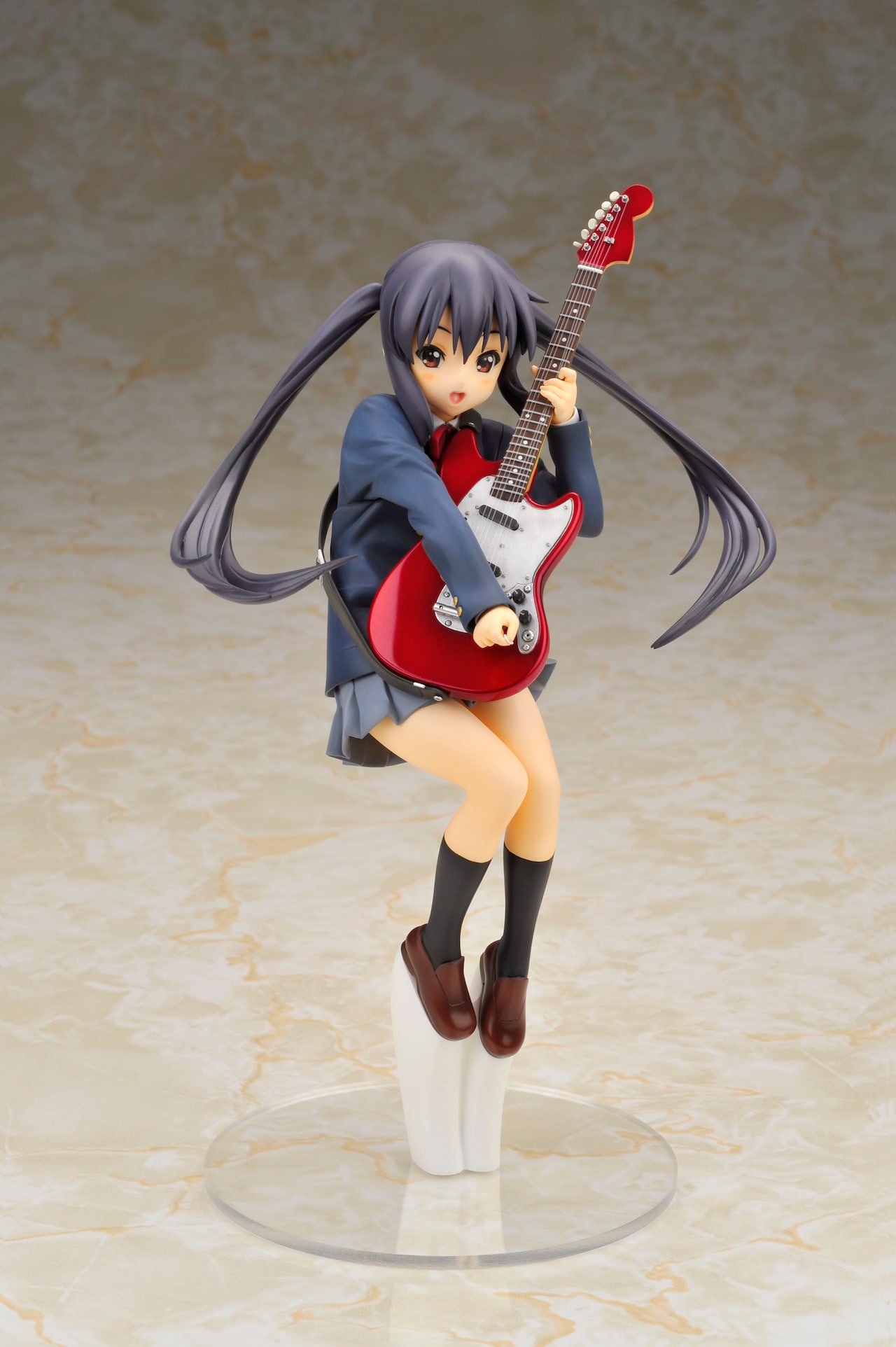 けいおん！」あずにゃん、精巧ムスタング持つフィギュア - コミック