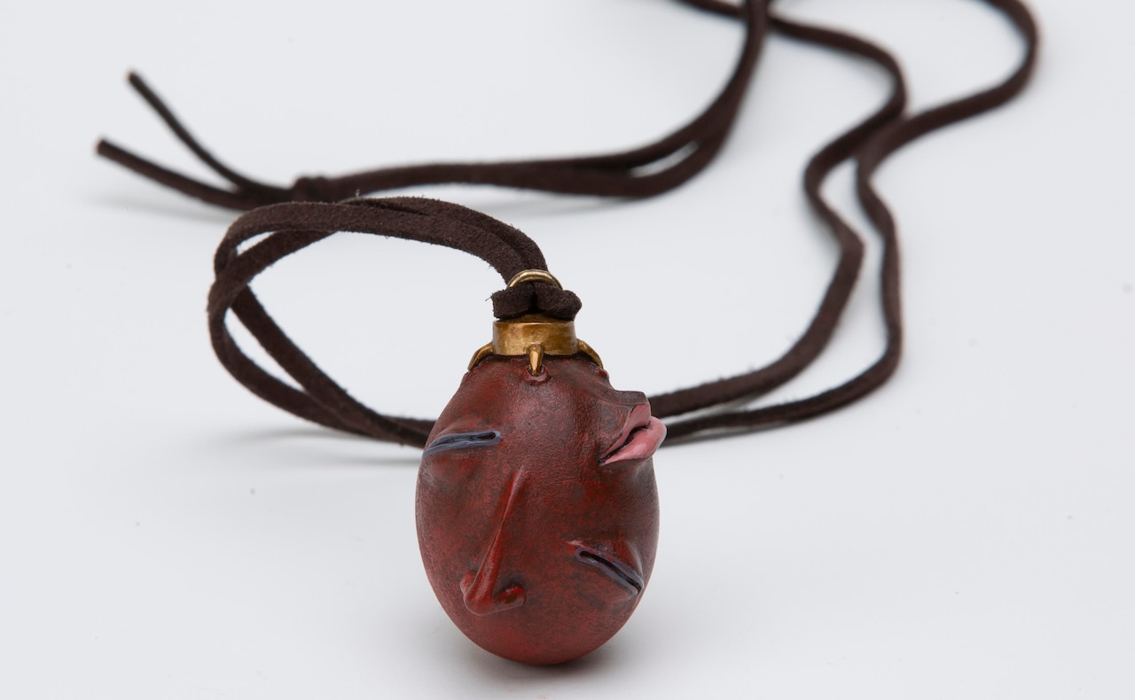 記念グッズA（ART OF WAR製作 本展記念ベヘリットペンダント）。 [画像