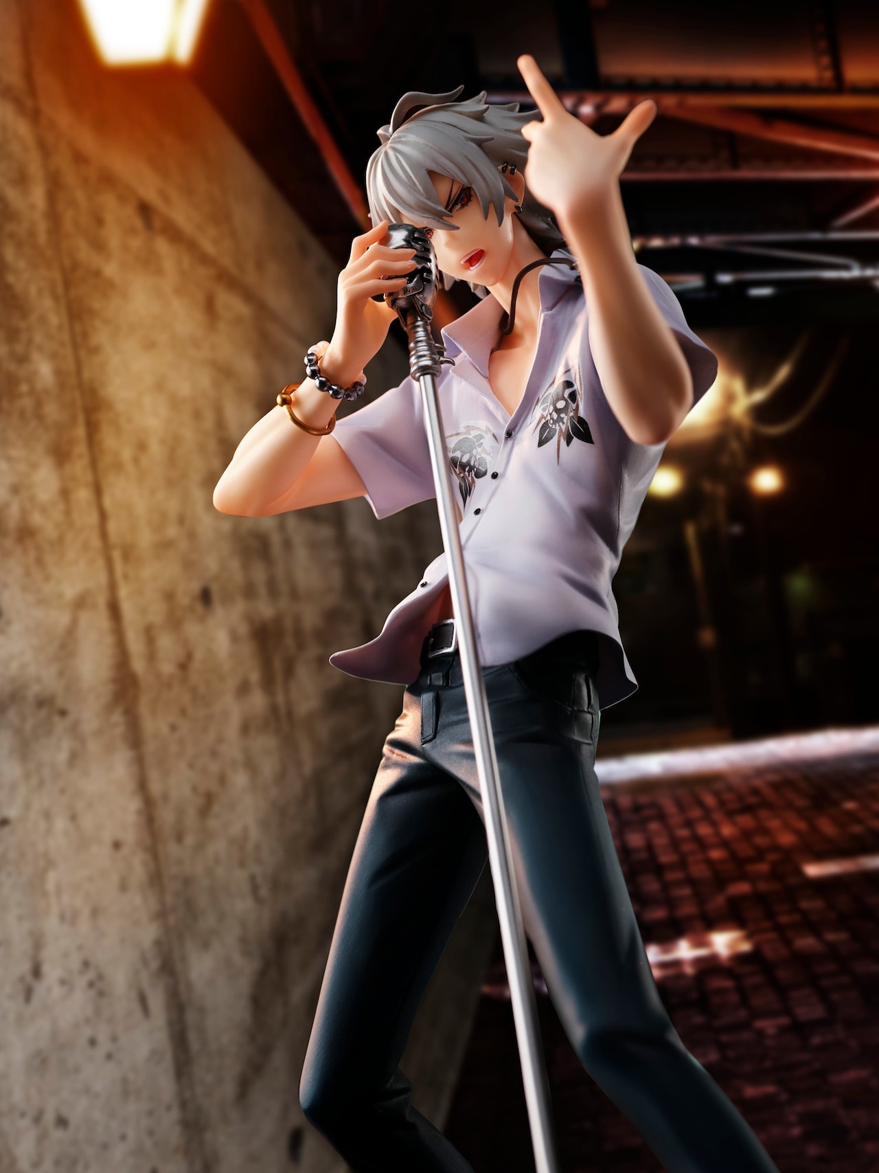 ヒプアニ」左馬刻の1/8スケールフィギュアを受注販売、マイク手にした