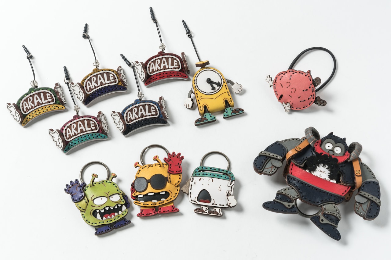 Dr.スランプ」アラレちゃんの帽子やうんちくんを再現した革グッズ11種