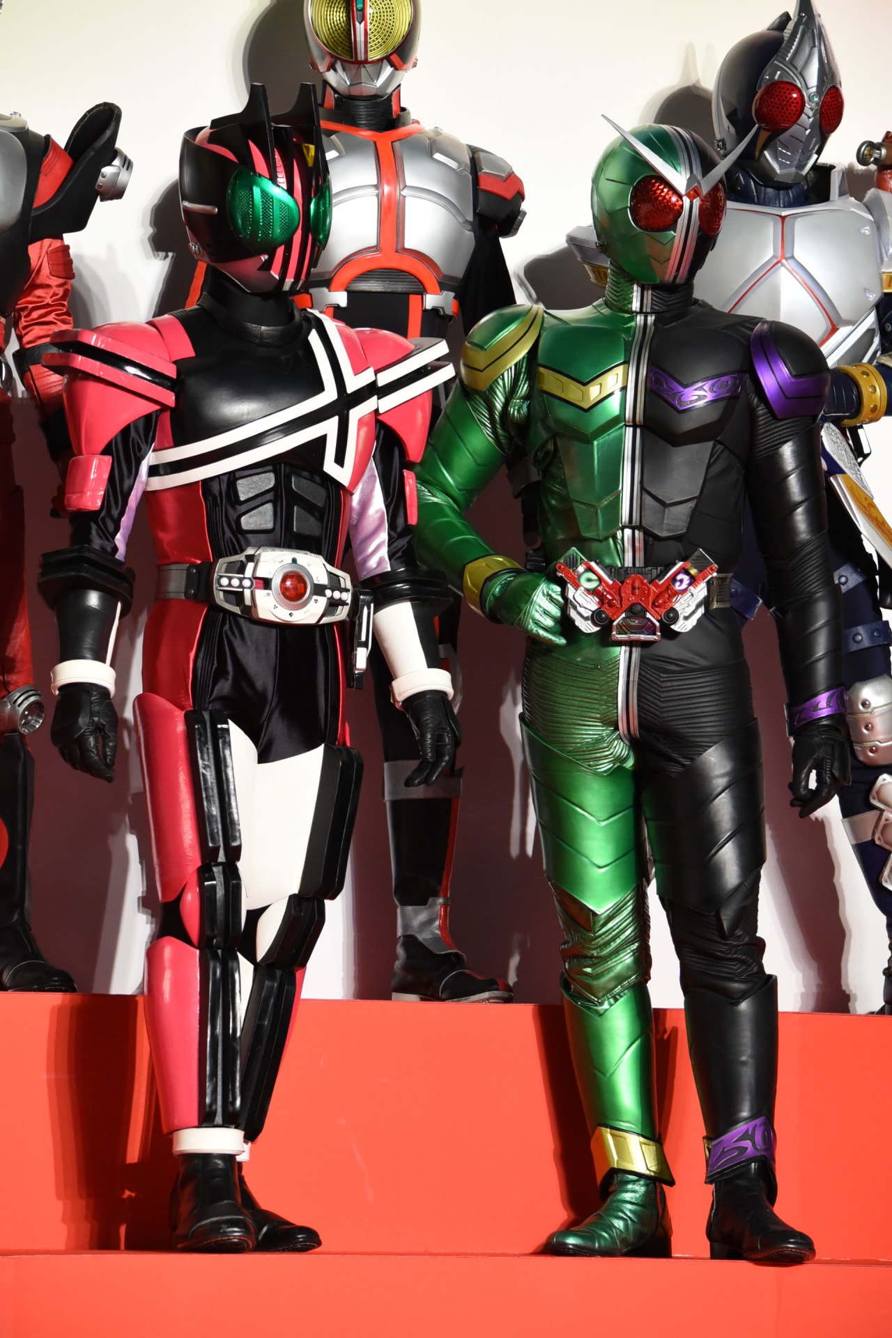 前列左から仮面ライダーディケイド、仮面ライダーW。 [画像・動画