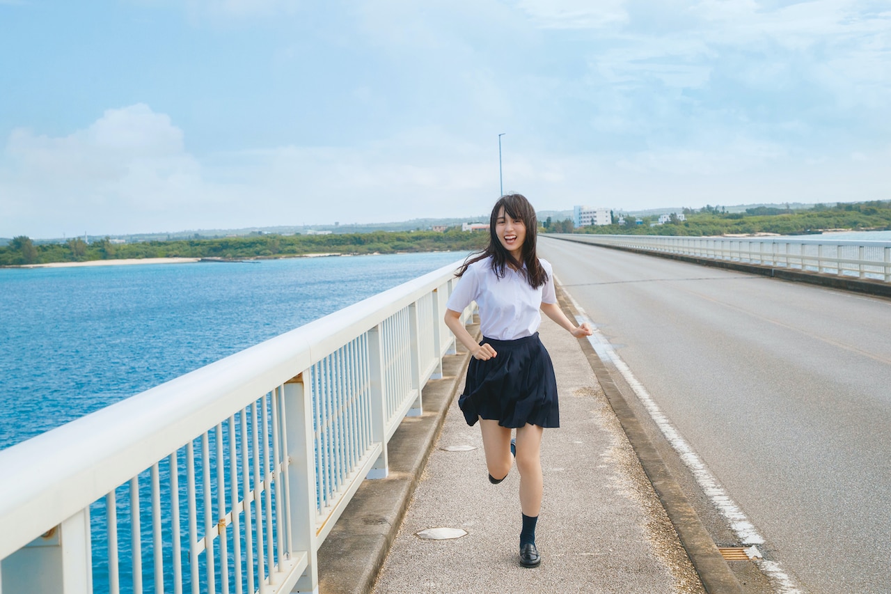 乃木坂46賀喜遥香、制服姿で全力疾走！宮古島と来間島を結ぶ全長1690m