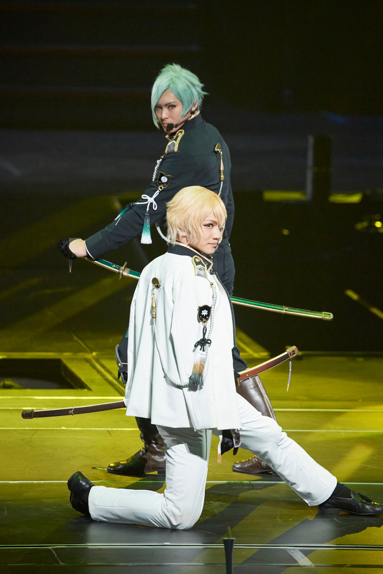 手前から三浦宏規演じる髭切、高野洸演じる膝丸。 [画像・動画