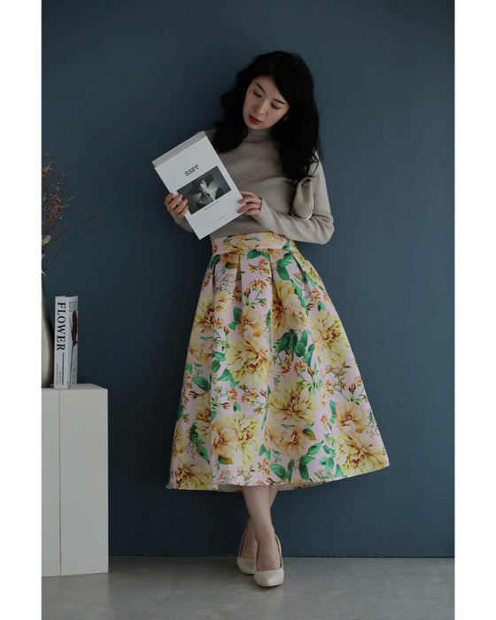 ペールピンクのロマンティックな花柄タックミディアムスカート – ONE