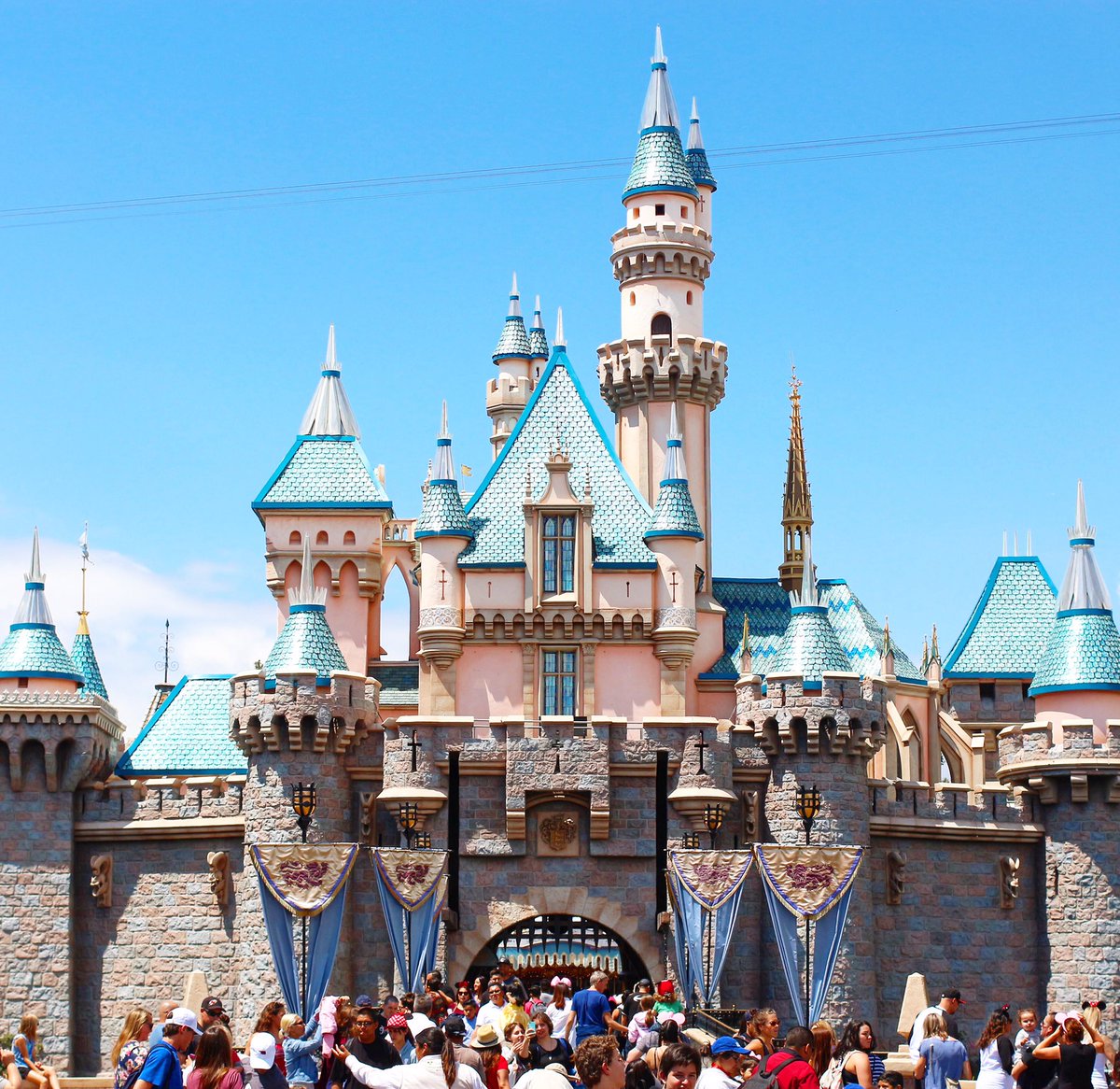 カリフォルニア・アナハイムのディズニーランドにあるお城はシンデレラ