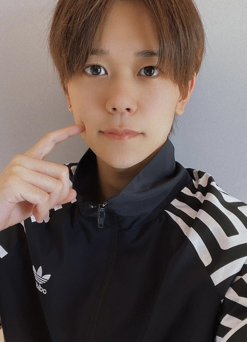 茶髪になってもポーズも表情もadidasジャージもそのまんまでやっぱ藤牧