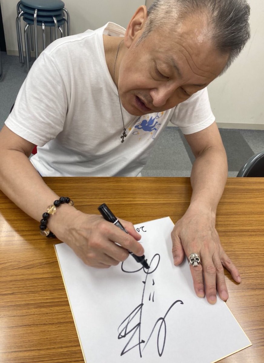 サインを書く時、テンション上がる^_^