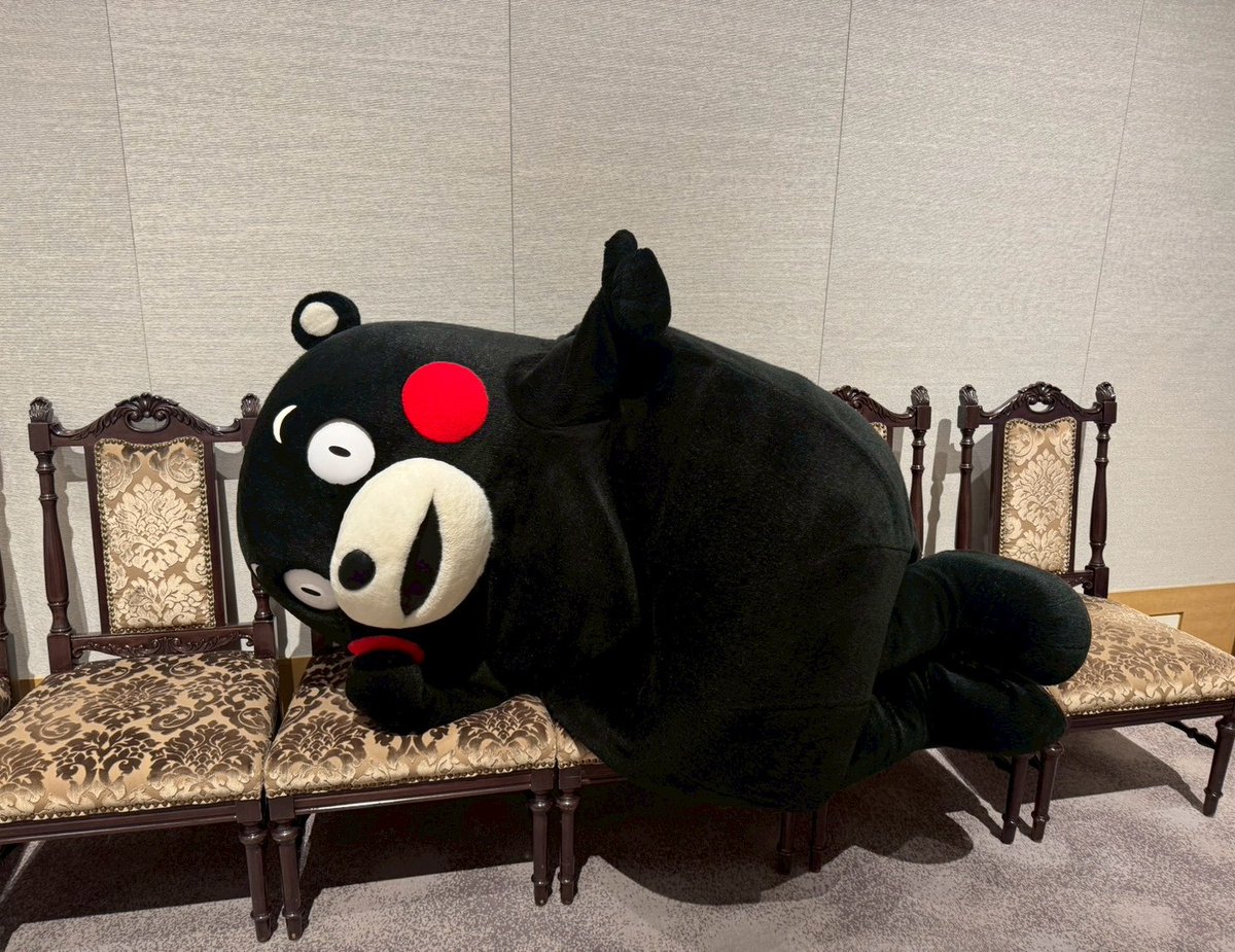 素敵な椅子を見つけたと、 早速座ろうとするくまモン！ でも、やっぱり