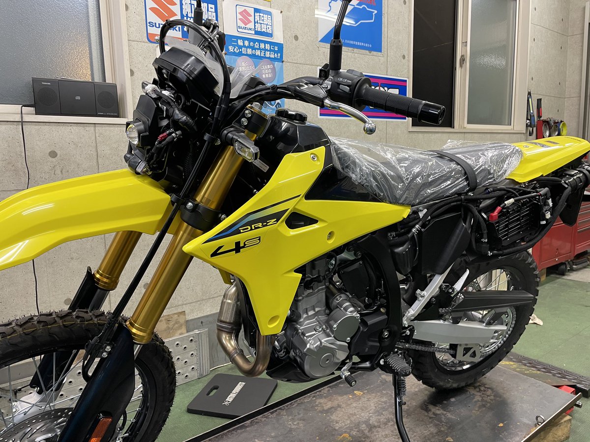 DR-Z4SMのシートをDR-Z4Sに取り付けました！ 見比べると、ローシートに