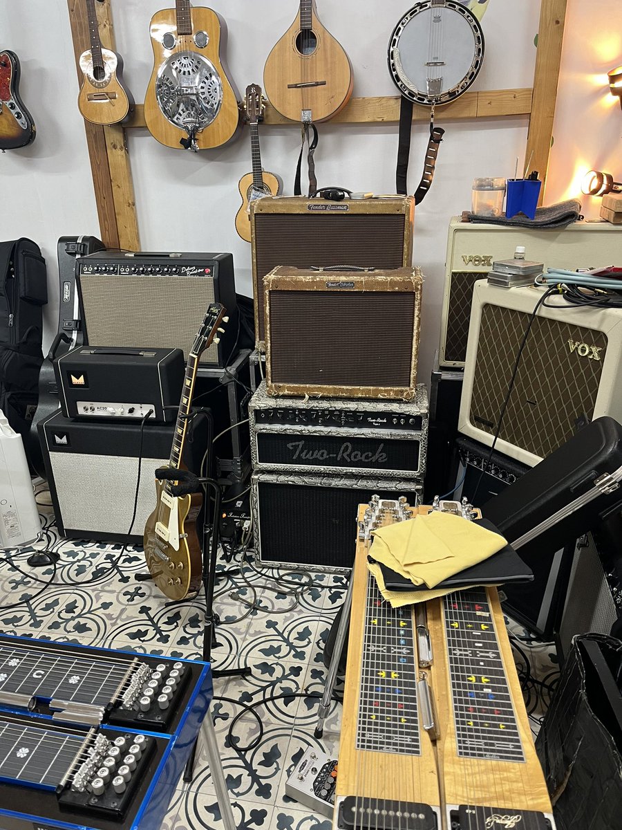 今日はギタリストの鈴木俊介さんのスタジオにお邪魔してPlexitionや