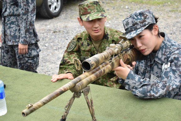 1枚目のM24狙撃銃、スコープの対物レンズのキャップ、その裏まで