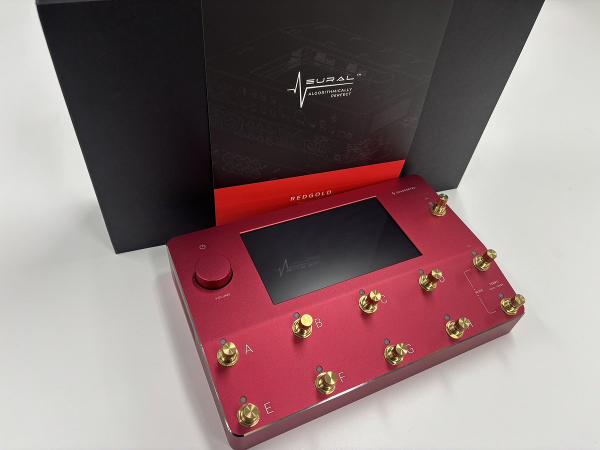 鮮やかなレッドカラーのシャーシにゴールドスイッチを採用したQuad