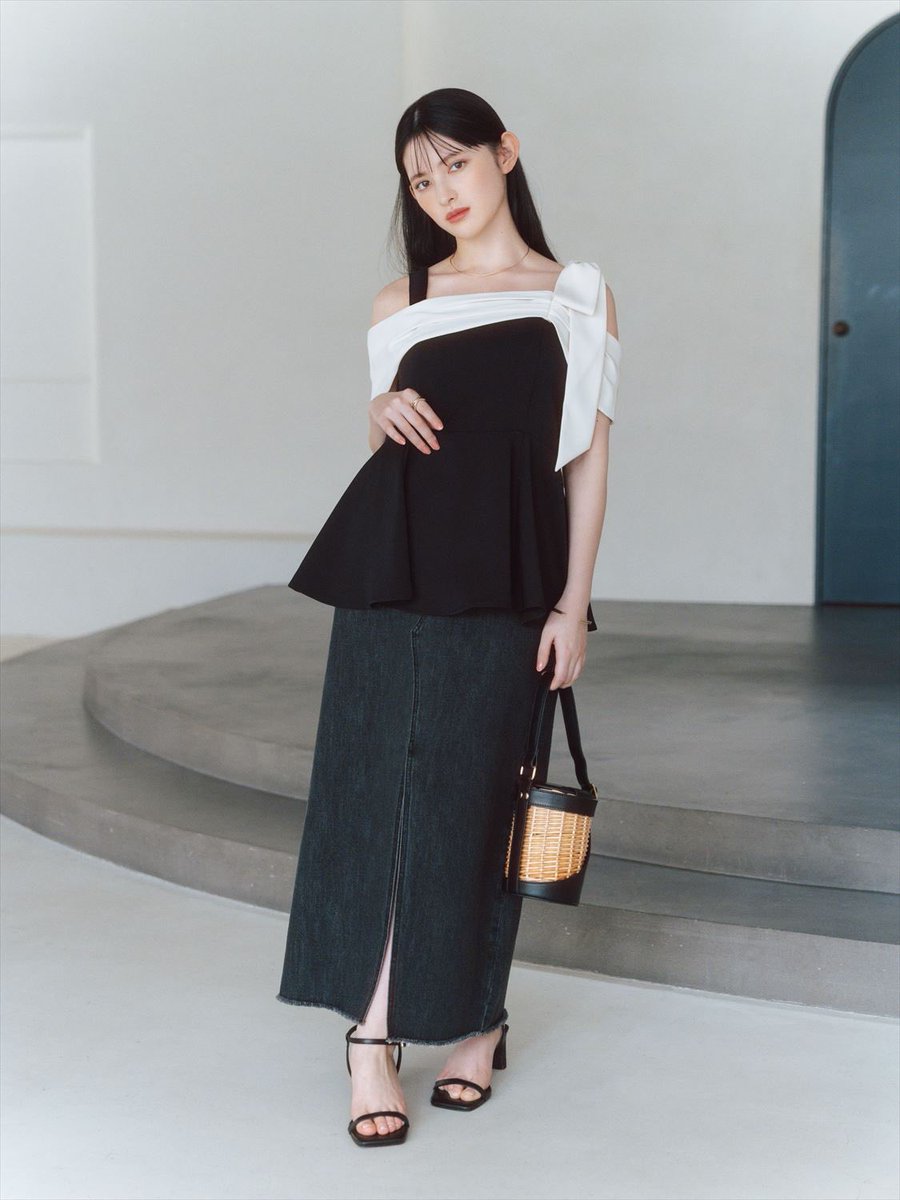 🖤\大人気即完売アイテム/🖤 オフショルリボンペプラムトップス