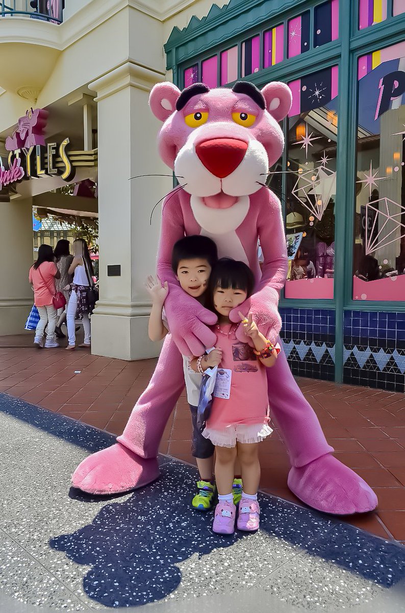 ユニバちょっと昔の旅⌛️ 今回はピンクパンサーと遊ぶ子供達😸 もう何