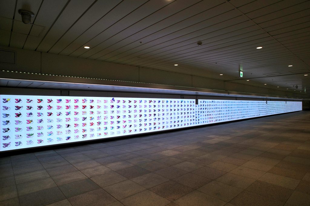 新宿駅東西自由の新宿ウォール456て展開の「ポケモン30周年