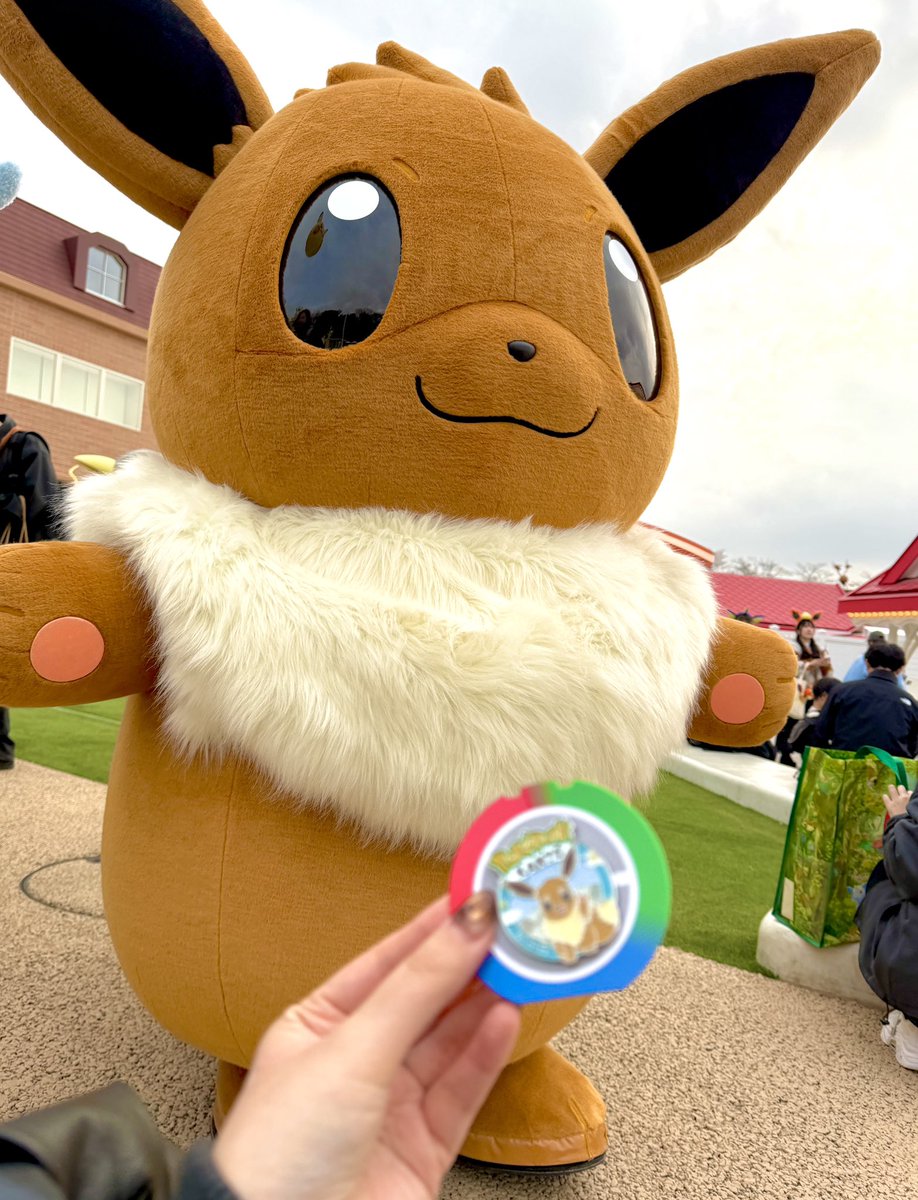 ポケパークで買ったピンバッジ開封してたら目の前を野生のイーブイが
