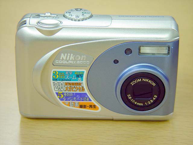 ニコン、200万画素低価格デジカメ「COOLPIX2000」