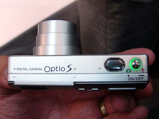 ペンタックス、光学3倍ズームの名刺サイズデジカメ「オプティオS」
