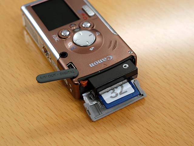 キヤノン、400万画素単焦点の小型機「IXY DIGITAL L」