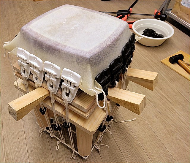 破れた三味線の皮（張り替えではなく、補修・張り直しを試みる） : な