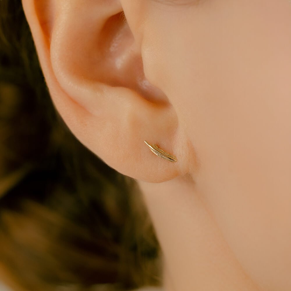 羽のピアス│K10フェザー ボディピアス。1本の羽を軟骨ピアスに – PICOLLET